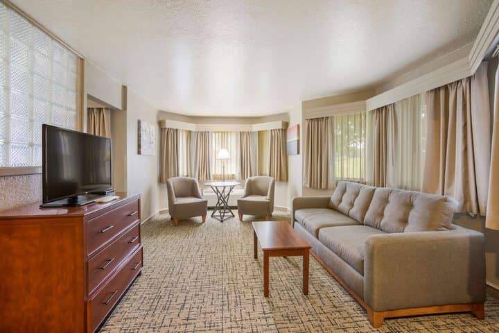 Room 6 of 80
