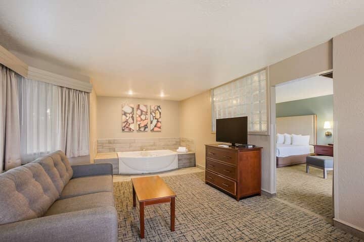 Room 4 of 80
